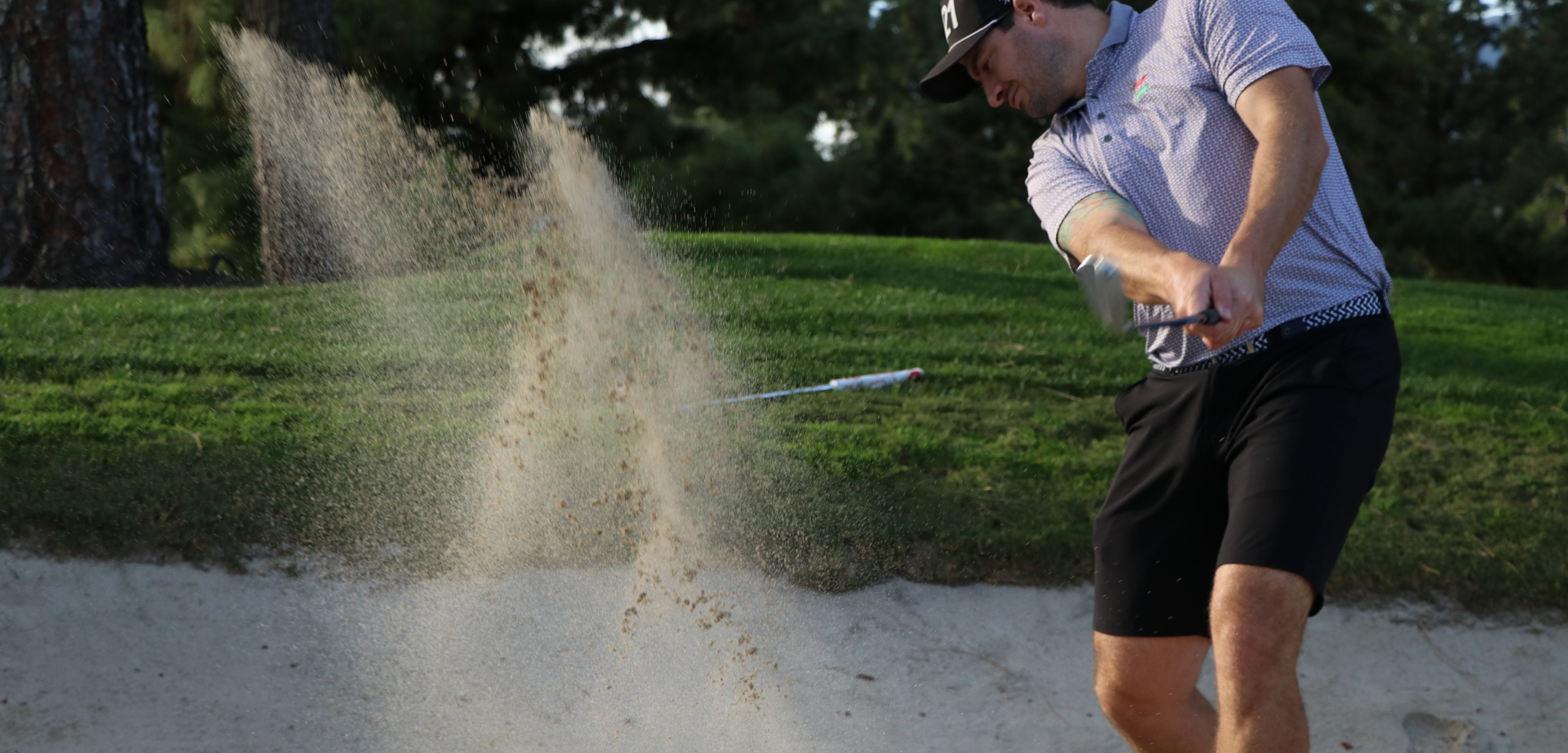 Between the undulating sand dunes, a professional golfer swings a BURKE brand wedge. The club has stable performance and pure feel, helping him to get out of trouble accurately, steadily improve his performance, and show his professional style.